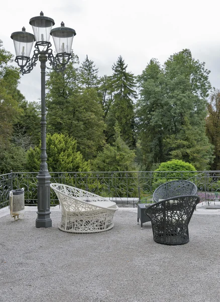 Outdoor cafe in herfst park — Stockfoto