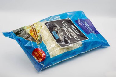 Kyiv, Ukrayna - 8 Şubat 2025: Asya 'da beyaz bir gıda markasından paketlenmiş vermicelli erişte, ürün tasarımı, etiketleme ayrıntıları ve Asya mutfağında kullanılan geleneksel malzemeler.