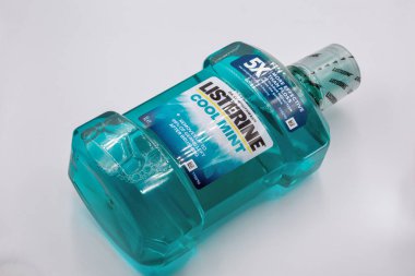 Kyiv, Ukrayna - 31 Temmuz 2025: Listerine Cool Nint antiseptik gargara şişesinin turkuaz mavisi, 1 litre boyunda stüdyo çekimi. Ürün, plaket redüksiyonunda diş ipinden daha etkili olduğunu iddia ediyor.