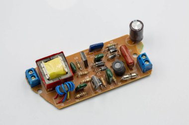 Eski elektronik bileşen mikro devre çipi beyaza yakın çekim.