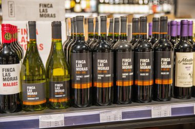 Kyiv, Ukrayna - 25 Ekim 2025: Modern bir şarap dükkanının perakende rafında çeşitli kırmızı ve beyaz Arjantin şarap şişeleri sergilenmektedir. Çağdaş alkol mağazasının içindeki markalı etiketler.