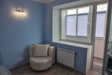 Minimalist tasarımı, nötr renkleri ve doğal ışığı olan modern bir apartman dairesi. Gayrimenkul, kira listesi, ev konforu ve yaşam tarzı kavramları için uygun temiz konut.