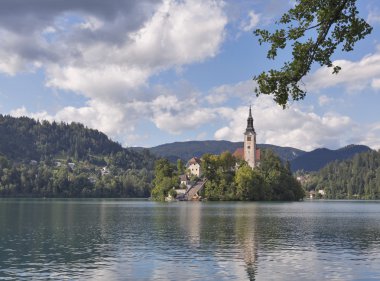 Varsayım Kilisesi ile Slovenya'da Bled Gölü