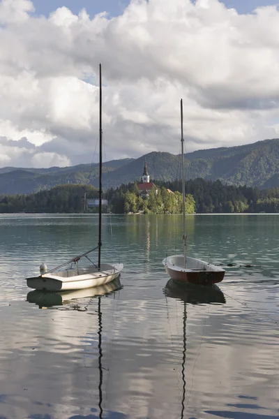 Small yachts moored on Lake Bled, Slovenia. — ストック写真