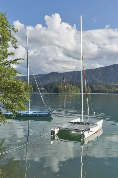 Sailing catamarans moored on Lake Bled, Slovenia. — Stock Photo, Image