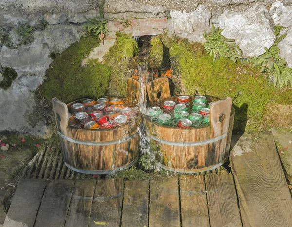 Enfriamiento de latas de bebidas en agua corriente al aire libre — Foto de Stock