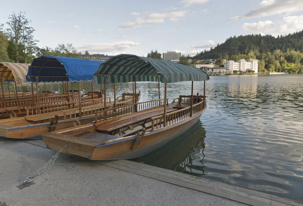 Lake Bled iskelede tekneler.
