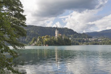 Varsayım Kilisesi ile Slovenya'da Bled Gölü