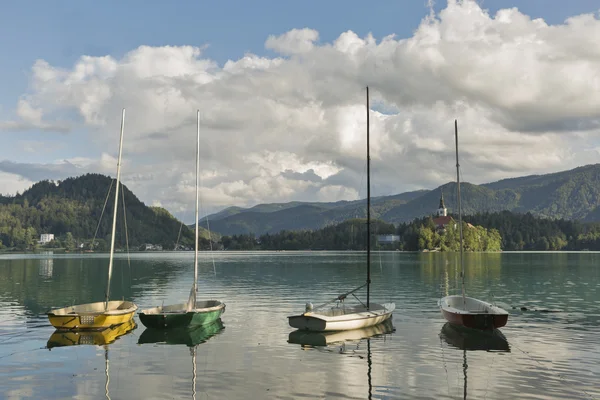 Small sailing yachts moored on Lake Bled, Slovenia. — Stock Photo, Image