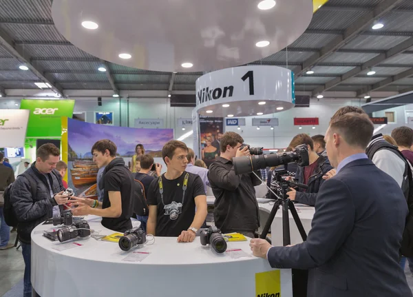 Nikon stand de la compañía en CEE 2015, el mayor comercio de electrónica s —  Fotos de Stock