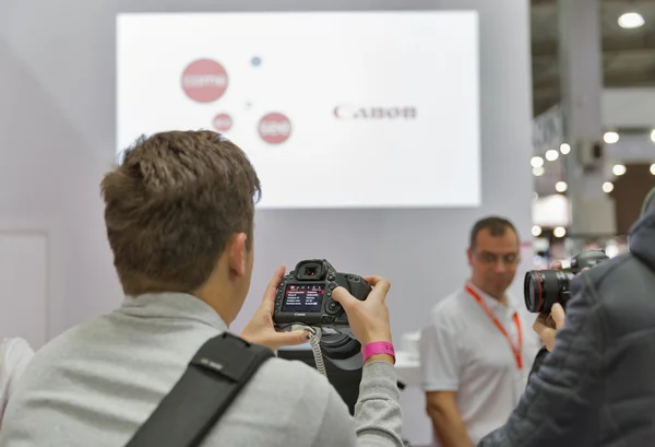 Canon företaget monter på Cee 2015, den största elektroniken handel s — Stockfoto