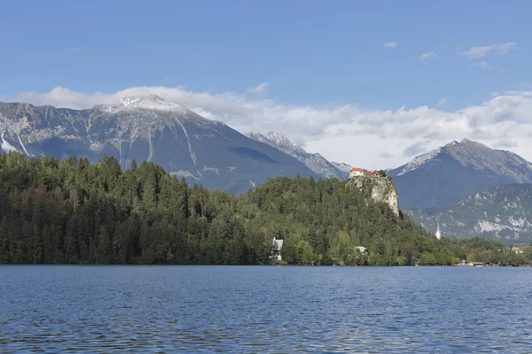 Středověký hrad a Bledské jezero — Stock fotografie