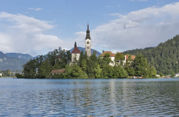 Jezero Bled ve Slovinsku s kostelem Nanebevzetí Panny Marie — Stock fotografie