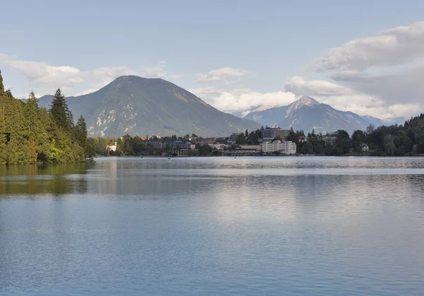 Bled stad stadsgezicht met meer en de Alp bergen — Stockfoto