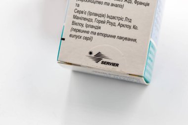 Kyiv, Ukrayna - 14 Ocak 2026: Servier 'den ilaç paketleme kutusu. Üretim ve dağıtım bilgilerini içeren Ukrayna metni. Paket tasarımı ve markalaşma beyaz üzerine yakın plan.