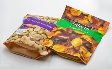 Kyiv, Ukrayna - 19 Nisan 2025: Alesto, beyaz arka planda kaju fıstığı ve karışık kurutulmuş meyveleri markalaştırdı. Süpermarket satışı için abur cubur ürünleri.