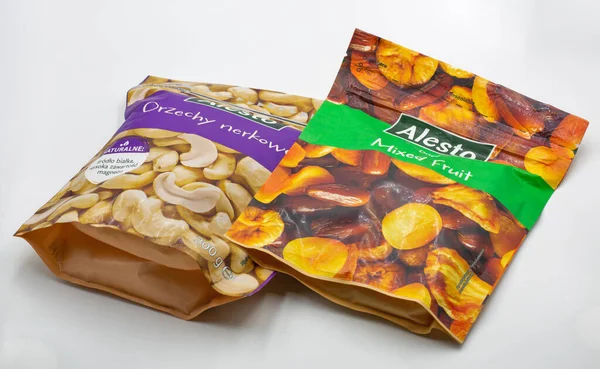 Kyiv, Ukrayna - 19 Nisan 2025: Alesto, beyaz arka planda kaju fıstığı ve karışık kurutulmuş meyveleri markalaştırdı. Süpermarket satışı için abur cubur ürünleri.
