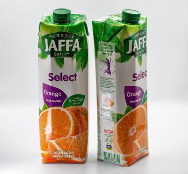Kyiv, Ukrayna - 19 Nisan 2025: Jaffa Seçili portakal suyu karton paketleri beyaz arkaplanda yakın plan görüntülendi. Jaffa, Doğu Avrupa süpermarketlerinde satılan meyve suyu ve içecek markasıdır..