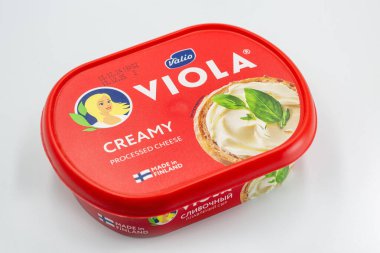 Kyiv, Ukrayna - 3 Mayıs 2025: Valio Viola krem peyniri kırmızı plastik küvette beyaza yakın konumda. Fin marka ambalajında taze otlu peynirin iştah açıcı görüntüsü vardır..
