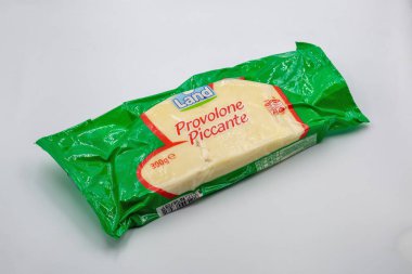 Kyiv, Ukrayna - 26 Haziran 2025: Land Provolone Piccante İtalyan peynirli plastik ambalajı beyaza yakın çekim. Gıda perakendecisi için geleneksel İtalyan süt ürünleri.