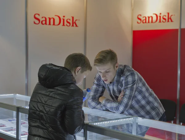 Stand de la compañía SanDisk en CEE 2015, la feria comercial de electrónica más grande de Ucrania — Foto de Stock