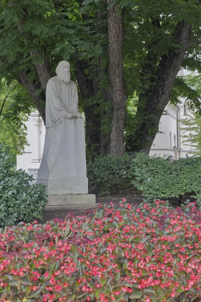 Vater der slowenischen Literatur trubar Denkmal in Ljubljana, Nelke — Stockfoto