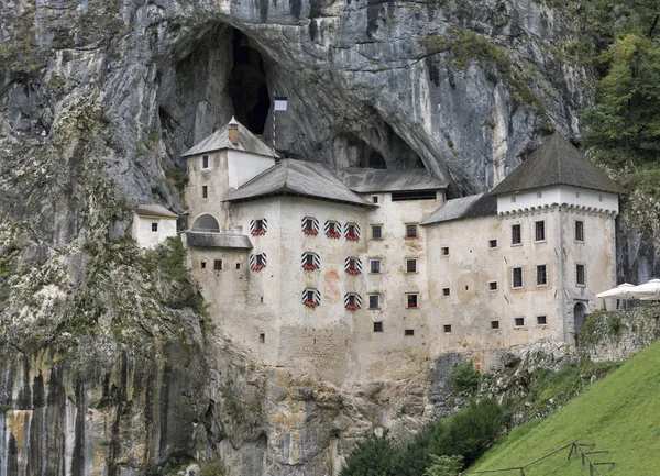 Predjama 城堡在波斯托伊纳洞穴，斯洛文尼亚 — 图库照片