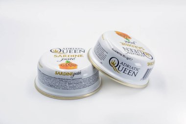 Kyiv, Ukrayna - 31 Temmuz 2025: Adriyatik Kraliçesi sardalya ezmesi beyaz etiketli metal tenekeler içinde. İki kutu deniz ürünleri lezzeti konservesi. Gıda perakendecisi için konserve sardalya ürünleri beyaza yakın çekim.