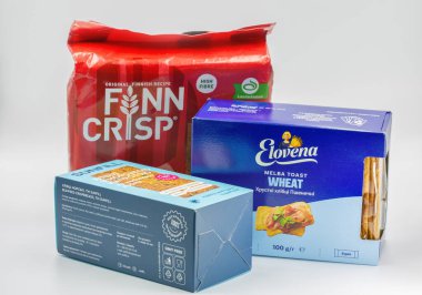 Kyiv, Ukrayna - 18 Aralık 2025: Üç gevrek ve tahıl ürünü: Deniz yosunu ve keten ile sunfill, Finn Çıtır geleneksel çavdar ekmeği, Elovena buğday ekmeği melba tostu. Sağlıklı tahıllı ekmek alternatifleri yakın plan.