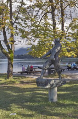 Kürekçi heykelinin Mala Zaka, Lake Bled, Slovenya.