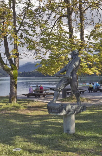 Kürekçi heykelinin Mala Zaka, Lake Bled, Slovenya. — Stok fotoğraf