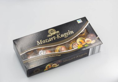 Kyiv, Ukrayna - 22 Aralık 2025: Mozart Kugeln premium Avusturya çikolata topları zarif siyah ambalajlı yakın plan. Koyu çikolata kaplı fındıklı fındıklı fındık. Geleneksel Avusturya şekerlemesi.