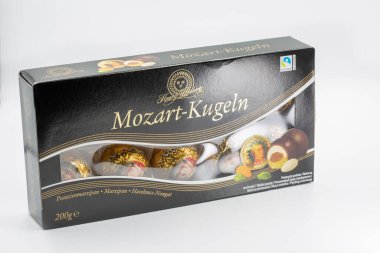 Kyiv, Ukrayna - 22 Aralık 2025: Mozart Kugeln premium Avusturya çikolata topları zarif siyah ambalajlı yakın plan. Koyu çikolata kaplı fındıklı fındıklı fındık. Geleneksel Avusturya şekerlemesi.