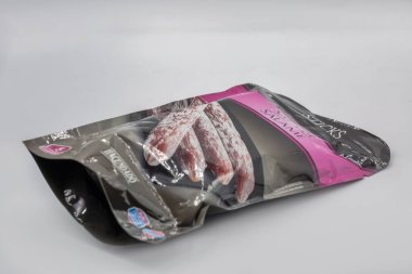 Kyiv, Ukrayna - 17 Ocak 2026: Hacendado salamı beyaza yakın perakende plastik ambalajda atıştırmalık olarak bulunuyor. Bakkal pazarı, tüketici malları ve gıda fiyatları için İspanyol iyileştirilmiş et ürünü kavramı.