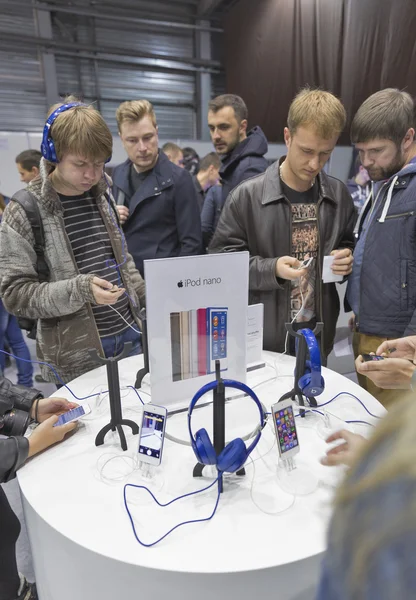 Az Apple cég standján a Cee 2015-ig, a legnagyobb elektronikai szakkiállítás Ukrajnában — Stock Fotó