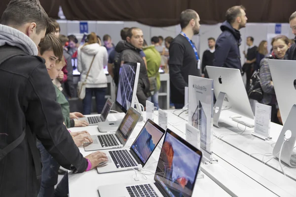 Az Apple cég standján a Cee 2015-ig, a legnagyobb elektronikai szakkiállítás Ukrajnában Stock Fotó