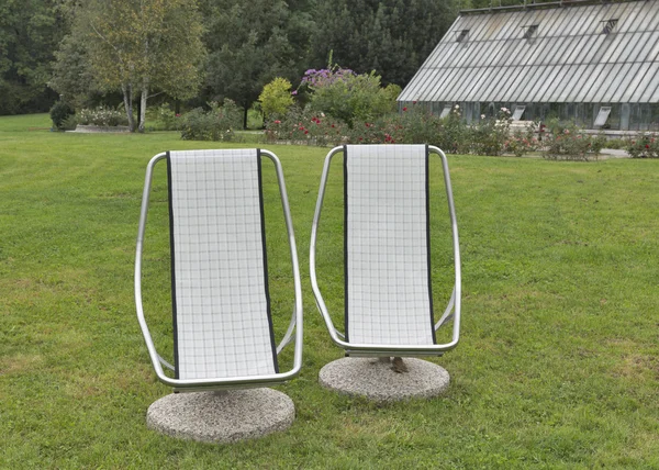 Dvě stacionární židle pro venkovní zábavu — Stock fotografie