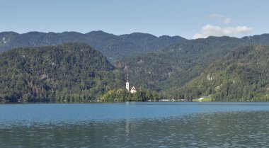 Varsayım Kilisesi ile Slovenya'da Bled Gölü