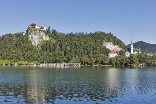 Castillo medieval, iglesia parroquial de St. Martins y lago Bled —  Fotos de Stock