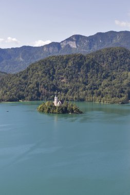 Varsayım Kilisesi ile Slovenya'da Bled Gölü