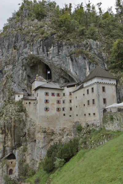 Castillo de Predjama en la Cueva de Postojna, Eslovenia — Foto de Stock