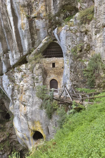 Cueva bajo el castillo Predjama en Eslovenia — Foto de Stock