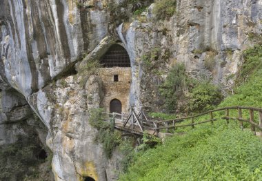 Kalenin Predjama Slovenya altında mağara