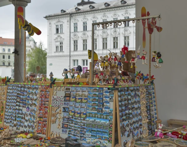 Счетчик с различными сувенирами в Любляне, Словения — стоковое фото