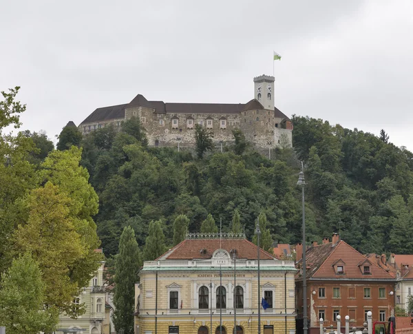 爱乐乐团学院和中世纪城堡在卢布尔雅那，斯洛文尼亚. — 图库照片