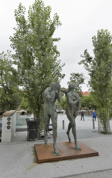 Adam och Eva skulptur i Ljubljana, Slovenien. — Stockfoto