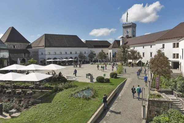 Туристи відвідують Любляні замок у Словенії — стокове фото