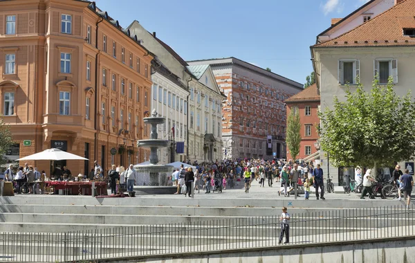 Toeristen bezoeken Ljubliana Novi plein in Slovenië — Stockfoto