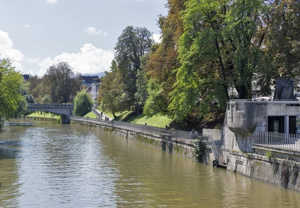 Dijk van de rivier de Ljubljanica in Ljubljana, Slovenië — Stockfoto