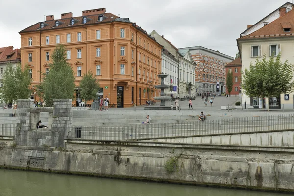 Touristen besuchen den Platz ljubliana novi in Slowenien — Stockfoto